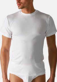 T-shirt in cotone bianco con maniche corte e collo rotondo. Tessuto liscio, design aderente e senza motivi o dettagli visibili.