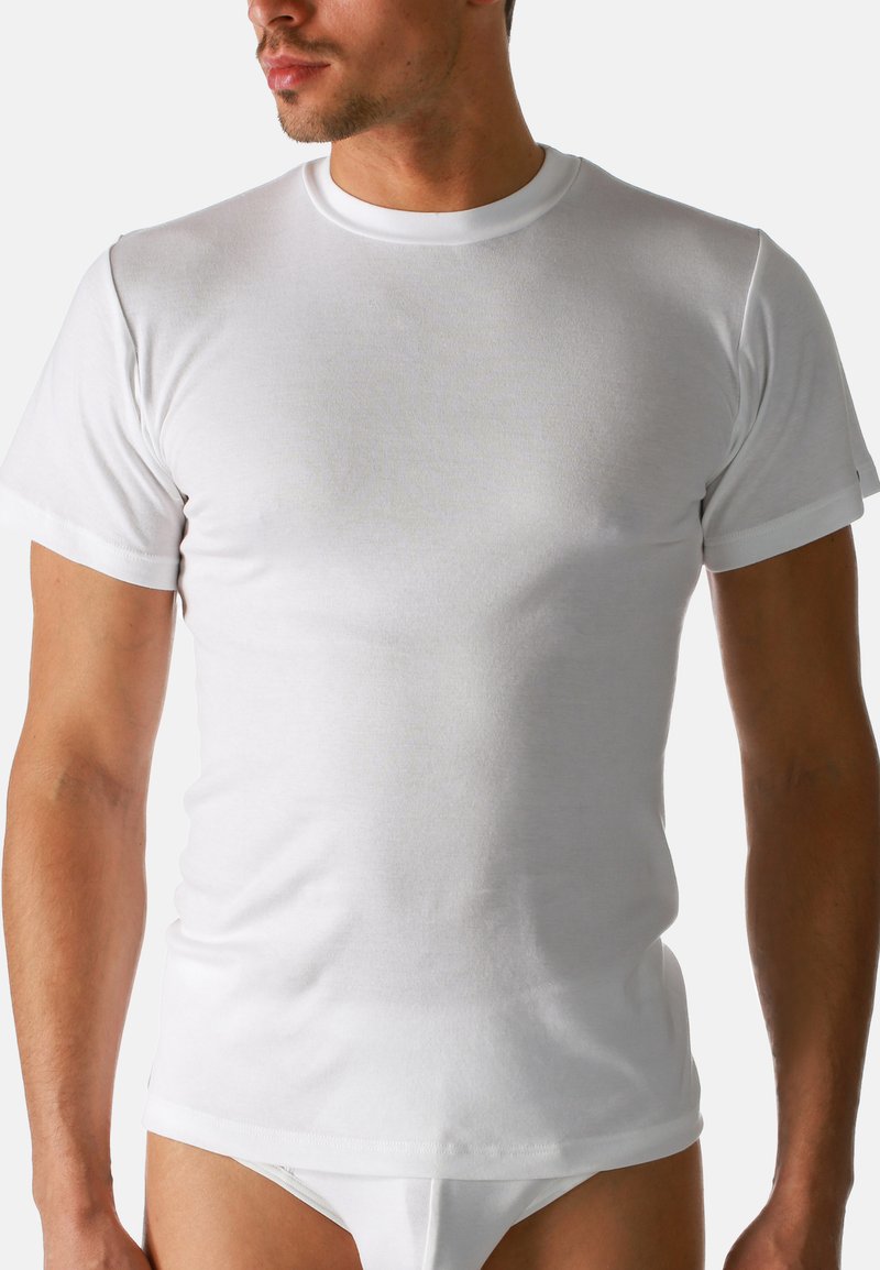 T-shirt in cotone bianco con maniche corte e collo rotondo. Tessuto liscio, design aderente e senza motivi o dettagli visibili.