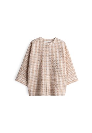 Chemise à carreaux brun clair et blanc avec un col rond, sept boutons sur le devant et des manches trois-quarts.