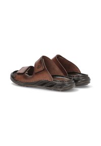 Sandalias de cuero marrón con dos correas ajustables y una suela de goma negra texturizada. El diseño presenta una forma curva para mayor comodidad.