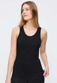 Czarny top bez rękawów wykonany z teksturowanego, lekkiego materiału. Posiada okrągły dekolt i szerokie ramiączka, zaprojektowany z myślą o komforcie i wszechstronności.