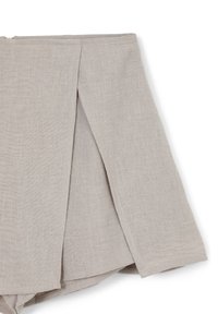 Pantaloni corti in lino beige con un design strutturato, caratterizzati da pince laterali e un orlo pulito. Tessuto leggero con una finitura liscia.
