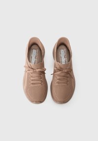 Bruine gebreide instapsneakers met een gestructureerde bovenkant, ronde neus en veters aan de voorkant. De binnenkant heeft merk-inlegzolen.