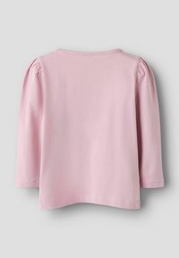 T-shirt a maniche lunghe rosa chiaro con spalle arricciate e colletto rotondo. Tessuto morbido con orlo dritto e senza motivi visibili.
