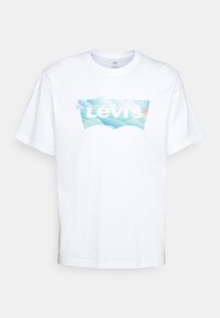 Camiseta de algodón blanca con un diseño gráfico colorido del logo de Levi's, con nubes estilizadas y olas en tonos azules y verdes.