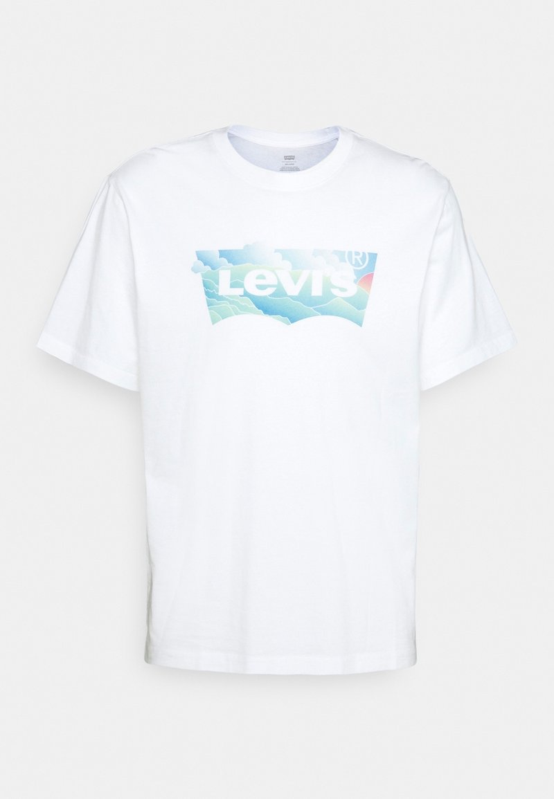 Camiseta de algodón blanca con un diseño gráfico colorido del logo de Levi's, con nubes estilizadas y olas en tonos azules y verdes.