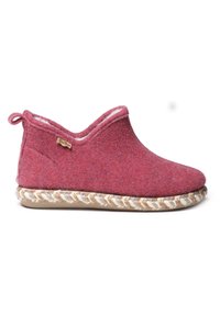Red felt slipper with a low cut, soft lining, and a braided jute sole. Features a small loop on the back and a branded tag on the side.