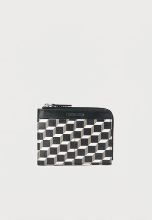 Mustvalge geomeetrilise mustriga lukuga rahakott, mille ülaosas on mustast nahast trimmil reljeefne kaubamärgi logo.