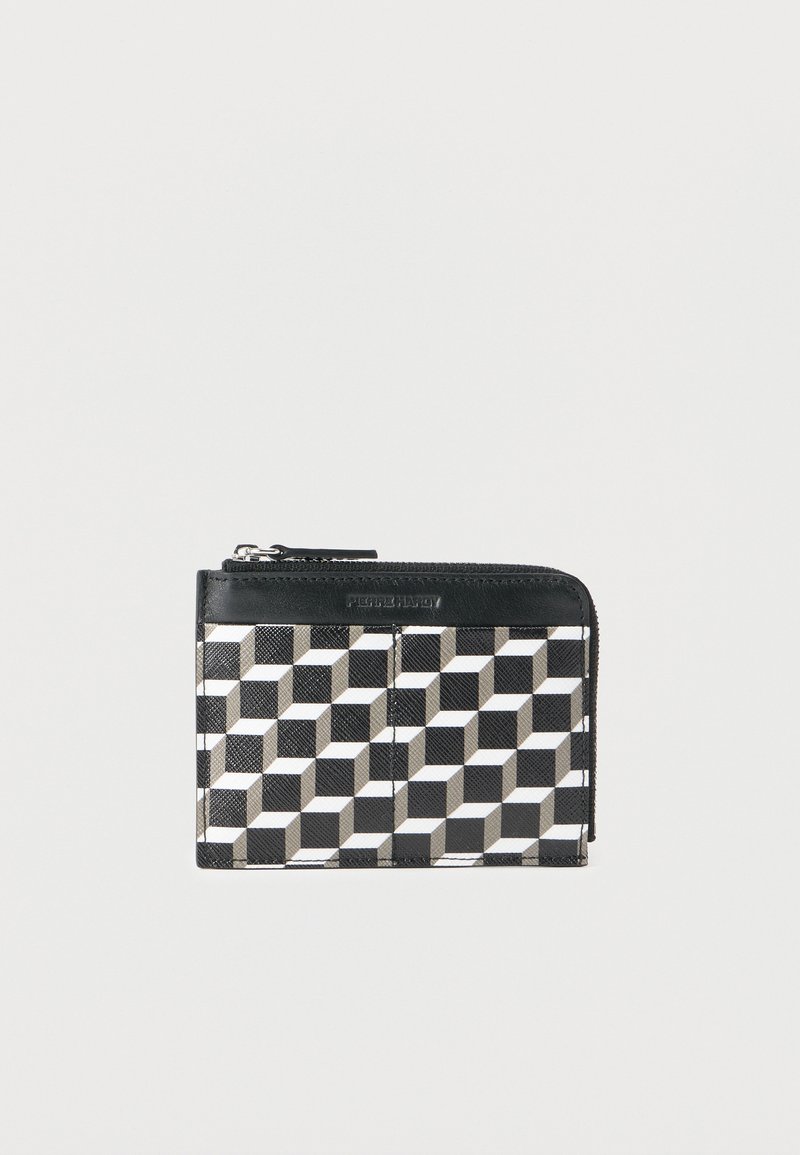 Ασπρόμαυρο πορτοφόλι με φερμουάρ και γεωμετρικό μοτίβο, με ανάγλυφο λογότυπο της μάρκας σε μαύρο δερμάτινο περίγραμμα στο πάνω μέρος.