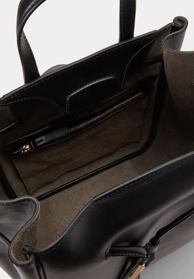 Μαύρη δερμάτινη τσάντα χειρός με σουέντ εσωτερικό, που διαθέτει τσέπη με φερμουάρ και δύο χερούλια.