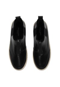 Czarne skórzane buty wsuwane z okrągłym noskiem, elastycznymi bocznymi panelami i teksturowaną naturalną podeszwą z liny. Wnętrze wyłożone miękkim materiałem.