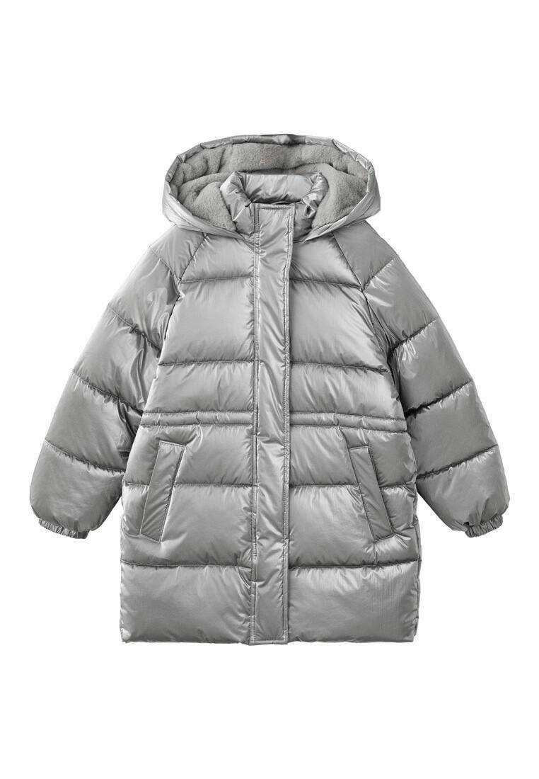 Abrigo acolchado en plata, con capucha, diseño acolchado, bolsillos delanteros y un interior suave. Material exterior liso y brillante.