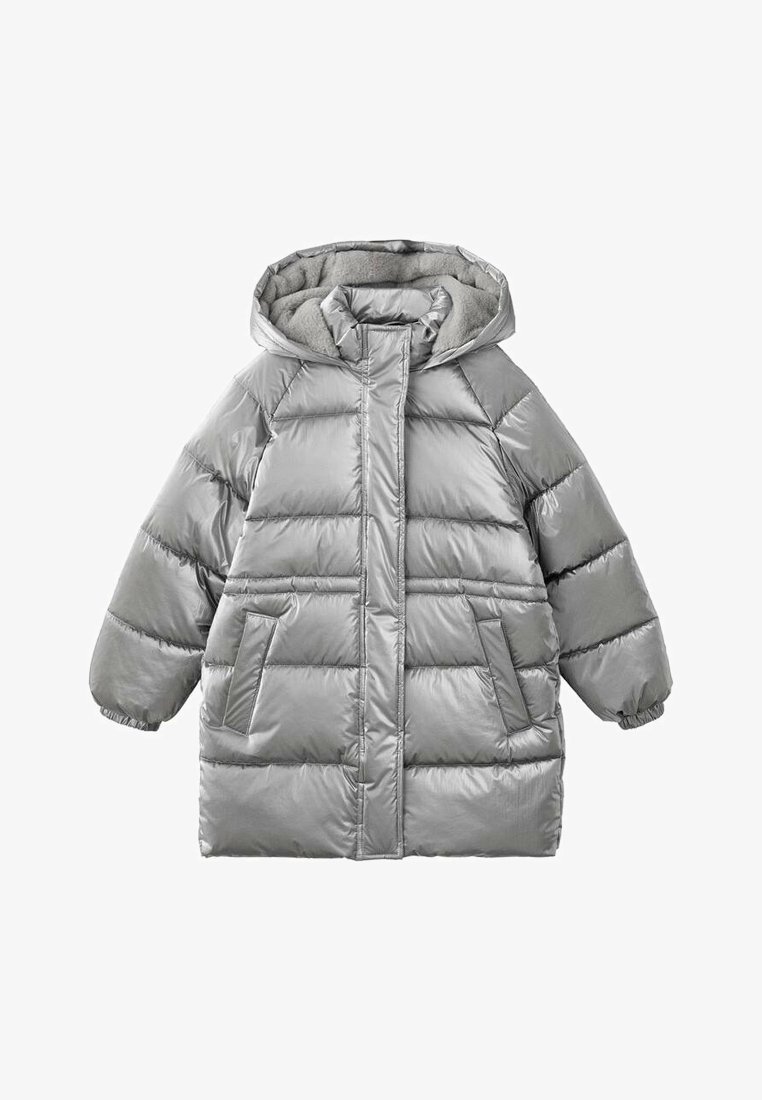 Cămașă puf în argint, cu glugă, design matlasat, buzunare frontale și interior moale. Material exterior neted și strălucitor.