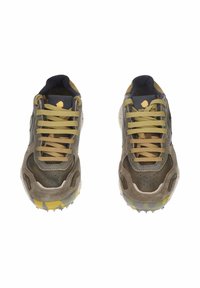 Sneaker marroni e verdi con tomaia in suede e mesh, dettagli gialli, suola testurizzata e multiple asole per i lacci. Design elegante con schemi unici.