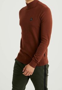 CHASIN' Stickad tröja - brown