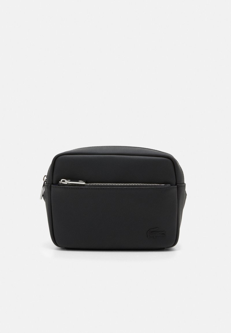 Borsa rettangolare nera in nylon con tasca anteriore con zip, logo ricamato, texture liscia e hardware in tonalità argento. Design compatto e minimale.