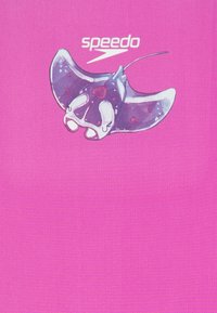 Maillot de bain Speedo avec un fond rose vif, présentant une illustration de raie manta grise ornée de motifs de cœurs rouges et d'un logo au-dessus.