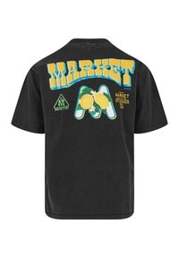 Melnas īsām piedurknēm t-krekls ar lielu, košu grafiku, kurā ir teksts "MARKET", citrons un trīsstūra logo aizmugurē.