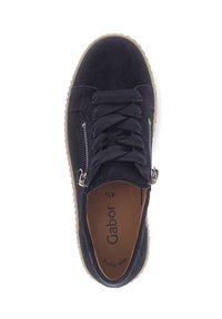 Navy Suede Sneaker mit runder Zehe, Schnürdesign, seitlichem Reißverschluss und beiger Gummisohle. Das Innere zeigt das 'Gabor'-Branding.