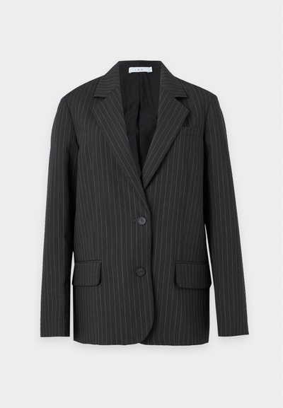 Blazer noir à rayures fines avec revers crantés, deux boutons devant, poches à rabat et poche poitrine, présenté sur un fond uni.