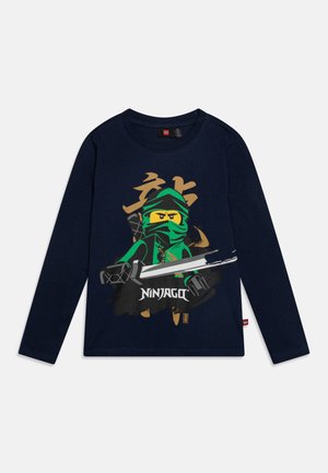 Granatowa koszula z długim rękawem z postacią LEGO Ninjago w zielonym stroju ninja, trzymającą miecz, a w tle japońskie znaki.