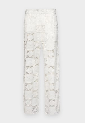 Λευκά παντελόνια σε φαρδύ σχέδιο με υφή από δαντέλα, που διαθέτουν τετράγωνα σχέδια και λουλουδάτα μοτίβα, ελαστική μέση και ελαφρύ ύφασμα.