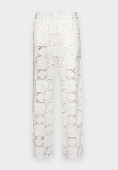 Λευκά παντελόνια σε φαρδύ σχέδιο με υφή από δαντέλα, που διαθέτουν τετράγωνα σχέδια και λουλουδάτα μοτίβα, ελαστική μέση και ελαφρύ ύφασμα.