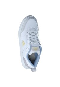 Sneaker bianca con tomaia in sintetico liscio, punta perforata, accenti blu chiaro e dettagli grigi sottili sul tallone e sulla suola.
