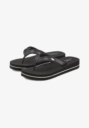 Zwarte flip-flops met een gestructureerde band, zilveren accenten en een gevoerde zool met een witte zijlijn.