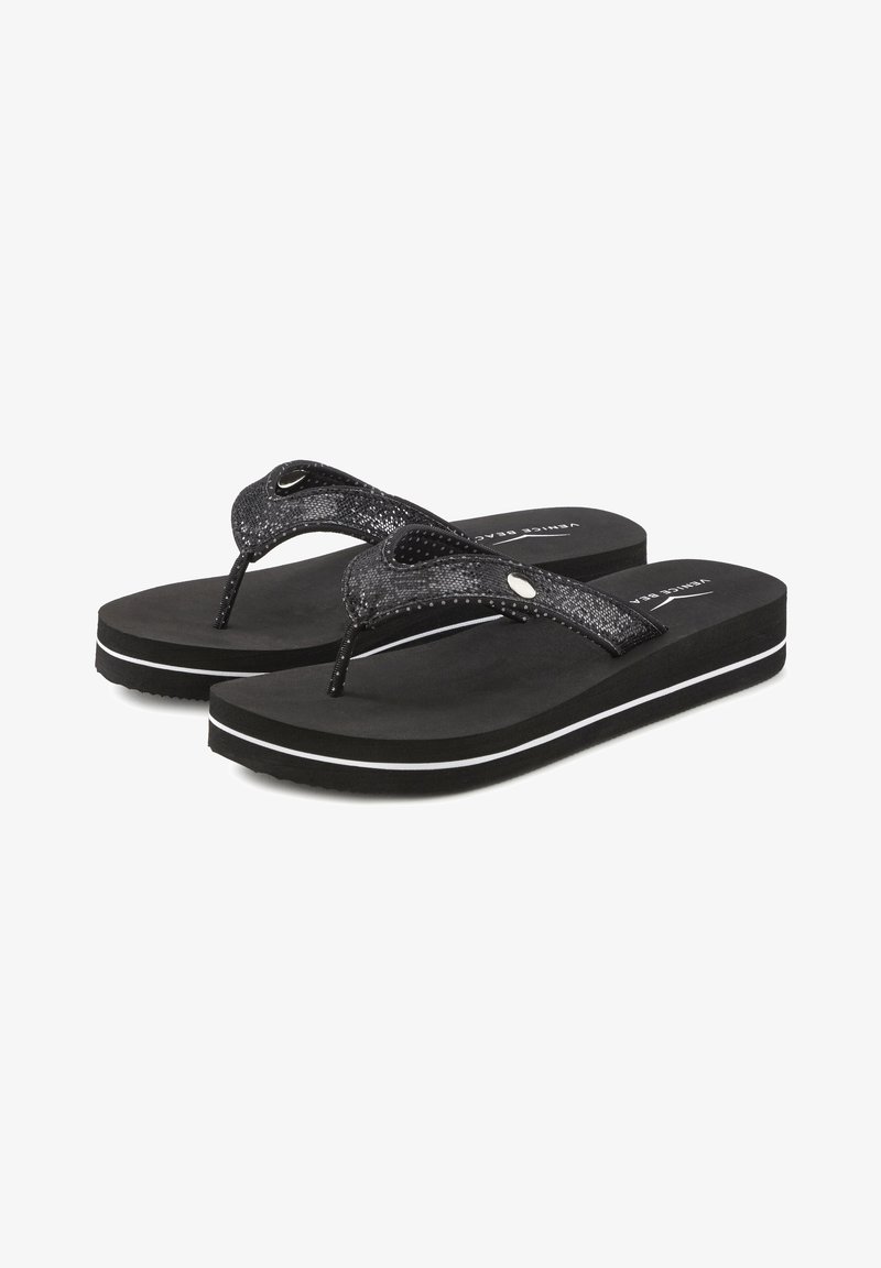 Zwarte flip-flops met een gestructureerde band, zilveren accenten en een gevoerde zool met een witte zijlijn.