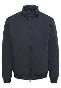 Giacca blu navy con colletto alto, zip frontale e polsini a costine. Realizzata in materiale liscio con una texture uniforme, senza motivi visibili.