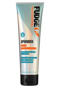 Fudge XPANDER Whip Conditioner in einer metallischen silbernen Tube mit orangefarbenen und türkisfarbenen Akzenten, ausgestattet mit einem schwarzen Deckel und geprägtem Text. 250 ml Größe.