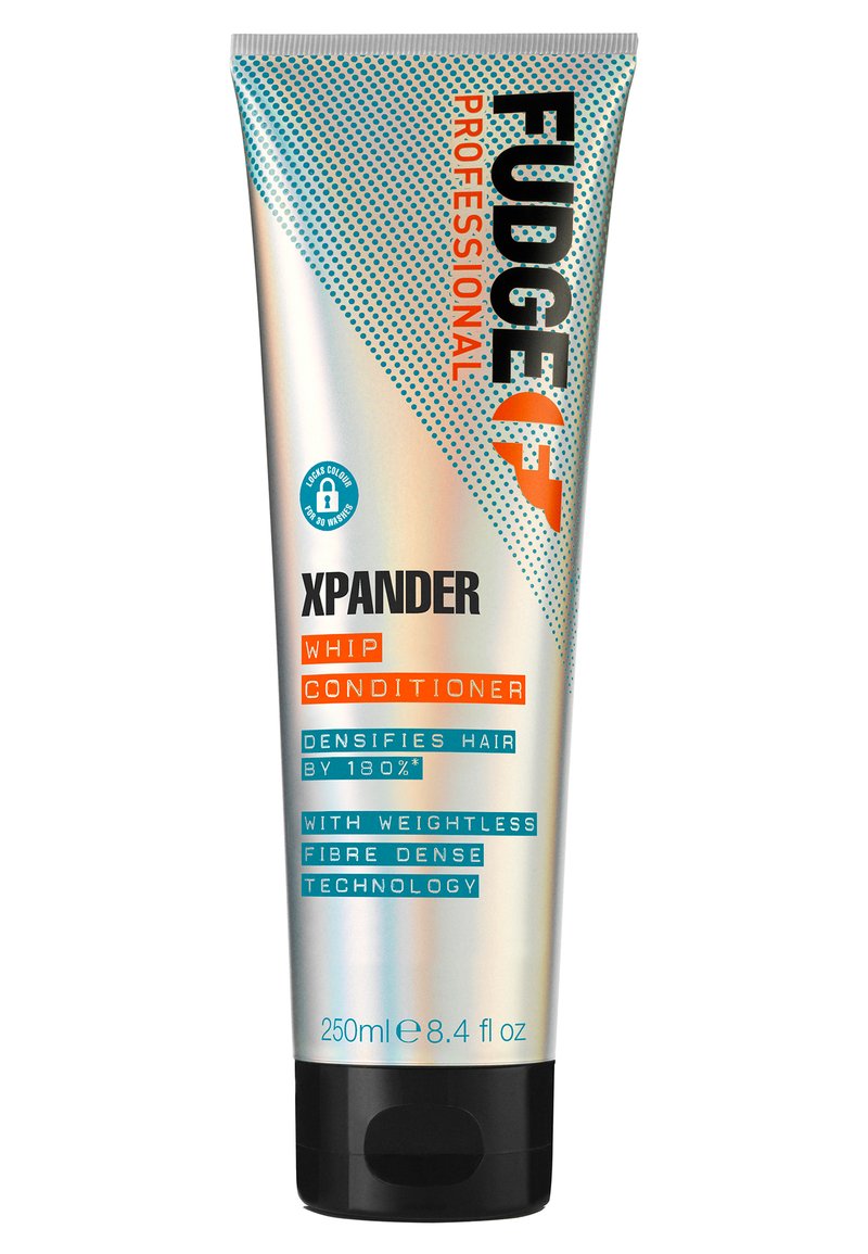 Fudge XPANDER Whip Conditioner in einer metallischen silbernen Tube mit orangefarbenen und türkisfarbenen Akzenten, ausgestattet mit einem schwarzen Deckel und geprägtem Text. 250 ml Größe.