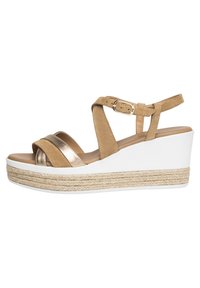 Sandalo platform in suede marrone con fasce metalliche dorate e suola a zeppa bianca, con un accento in corda di juta attorno alla base. Chiusura con fibbia regolabile.