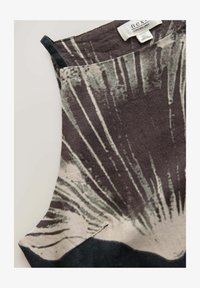 Unselected, black shell print