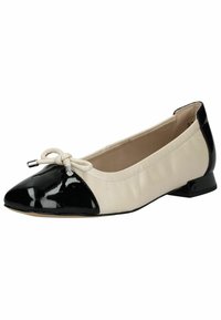 Ballet flat con corpo in pelle beige e punta in vernice nera lucida. Presenta un accento con fiocco annodato e tacco basso.