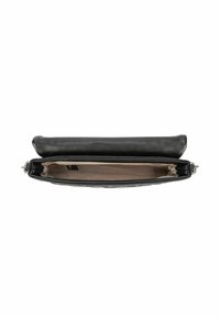 Pochette en cuir noir à texture lisse, fermeture éclair supérieure, et intérieur spacieux doublé de beige pour une organisation facile.