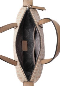 Borsa a mano beige con motivo, esterno tessuto intrecciato testurizzato, chiusura a zip e manici in pelle marrone. L'interno presenta una fodera imbottita scura.