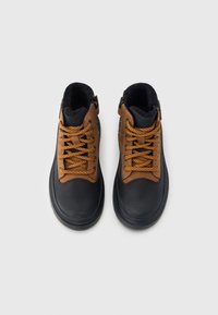 Bocanci de drumeție negri și maro cu partea superioară texturată, șireturi portocalii și fermoar lateral. Vârf rotund și talpă din cauciuc durabil pentru aderență.