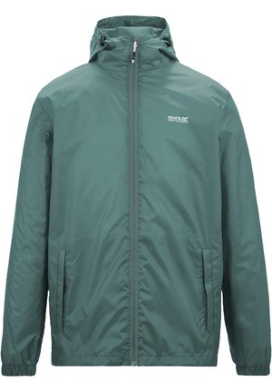 Chaqueta impermeable verde con capucha, cremallera frontal, puños elásticos, bolsillos laterales y pequeño logo blanco en el pecho.