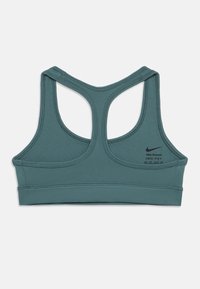 Αθλητικό σουτιέν σε τιρκουάζ ύφασμα με σχεδιασμό racerback. Διαθέτει επίπεδες ραφές και λογότυπο Dri-Fit στην πλάτη. Λεία υφή και στενή εφαρμογή.