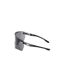 Sonnenbrille mit einem geometrischen schwarzen Rahmen, dunkelgrauen Gläsern und strukturierten Seitenarmen für besseren Grip. Das Design weist kantige Akzente auf.