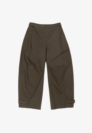 Bruine wijde broek, gemaakt van soepele stof, met een platte voorkant, zijzakken en knoopsluiting aan de onderkant.