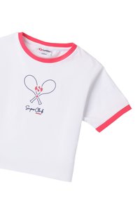 Camiseta de algodón blanca con cuello y mangas de cinta rosa. La gráfica central incluye raquetas de tenis cruzadas y el texto "SuperClub".