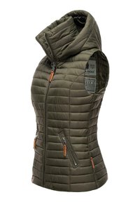 Gilet sans manches matelassé vert olive avec col haut, texture matelassée verticale, deux poches zippées et accents matériels en brun contrastant.