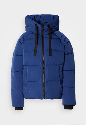 Veste matelassée bleue avec capuche, fermeture éclair noire, cordons de serrage noirs et poignets ribés noirs, présentée sur fond blanc.