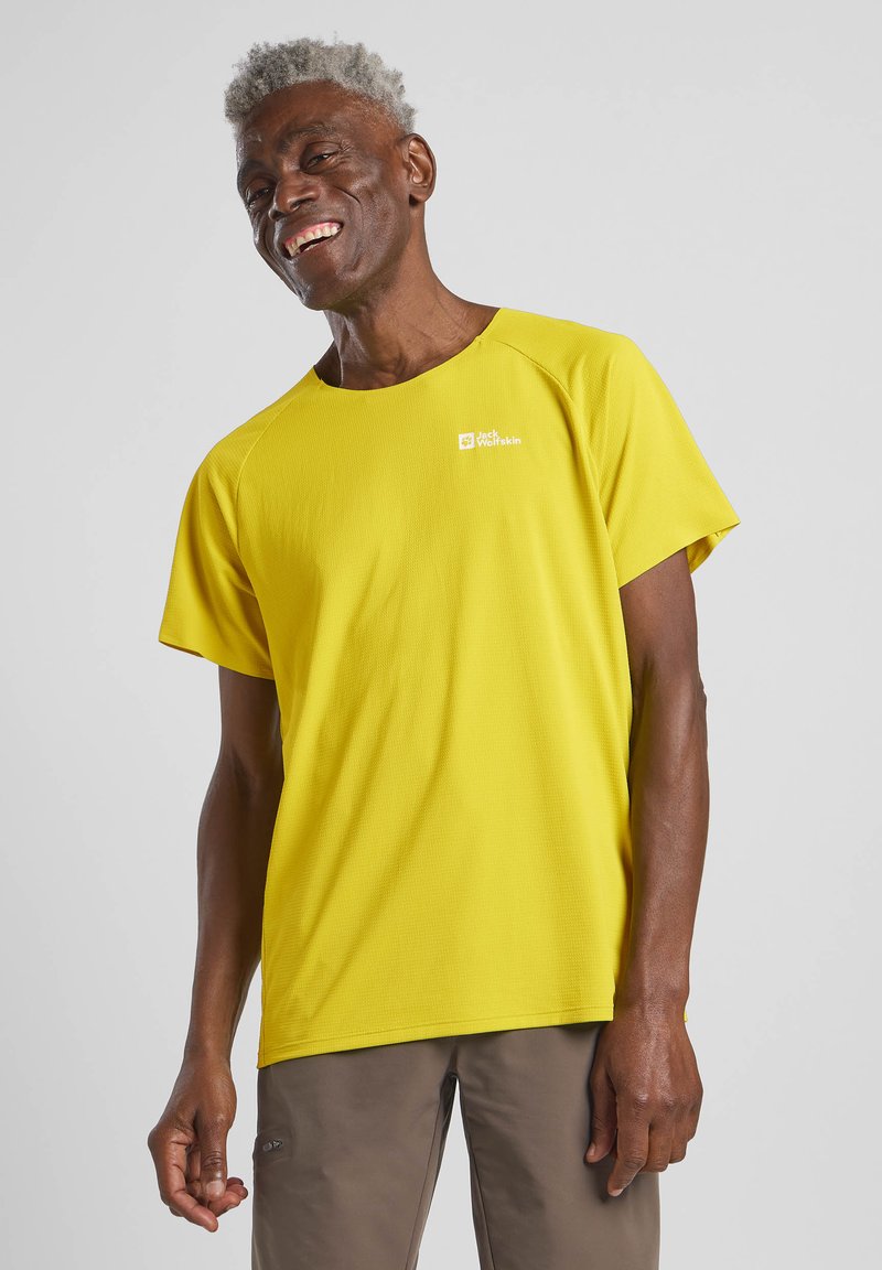 T-shirt giallo a maniche corte con tessuto strutturato, dotato di un piccolo logo sul petto e una vestibilità rilassata. Adatto per l'uso all'aperto.