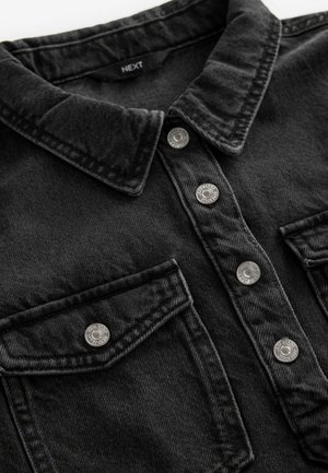 Schwarze Jeanshemd mit strukturiertem Kragen, silbernen Druckknöpfen und zwei Brusttaschen mit Klappenverschluss. Weicher Stoff, klassisches Design.