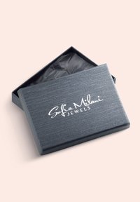 Grå texturerad smyckeslåda med svart inredning, med det vita tryckta varumärket "Sofia Milani Jewels" på toppen.