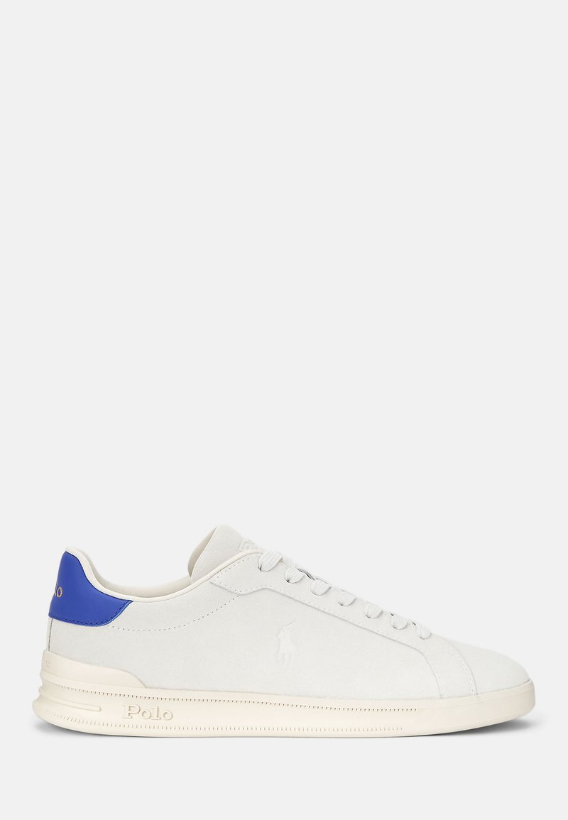 Bela nubuk športna obutev z modrim poudarkom na peti. Ima zaobljen konic, ravne vezalke in teksturiran gumijast podplat. Logotip na strani.
